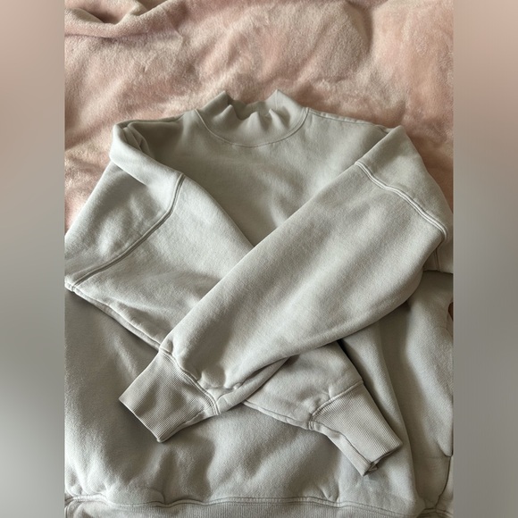 aritizia light grey crewneck sweater - Picture 1 of 2